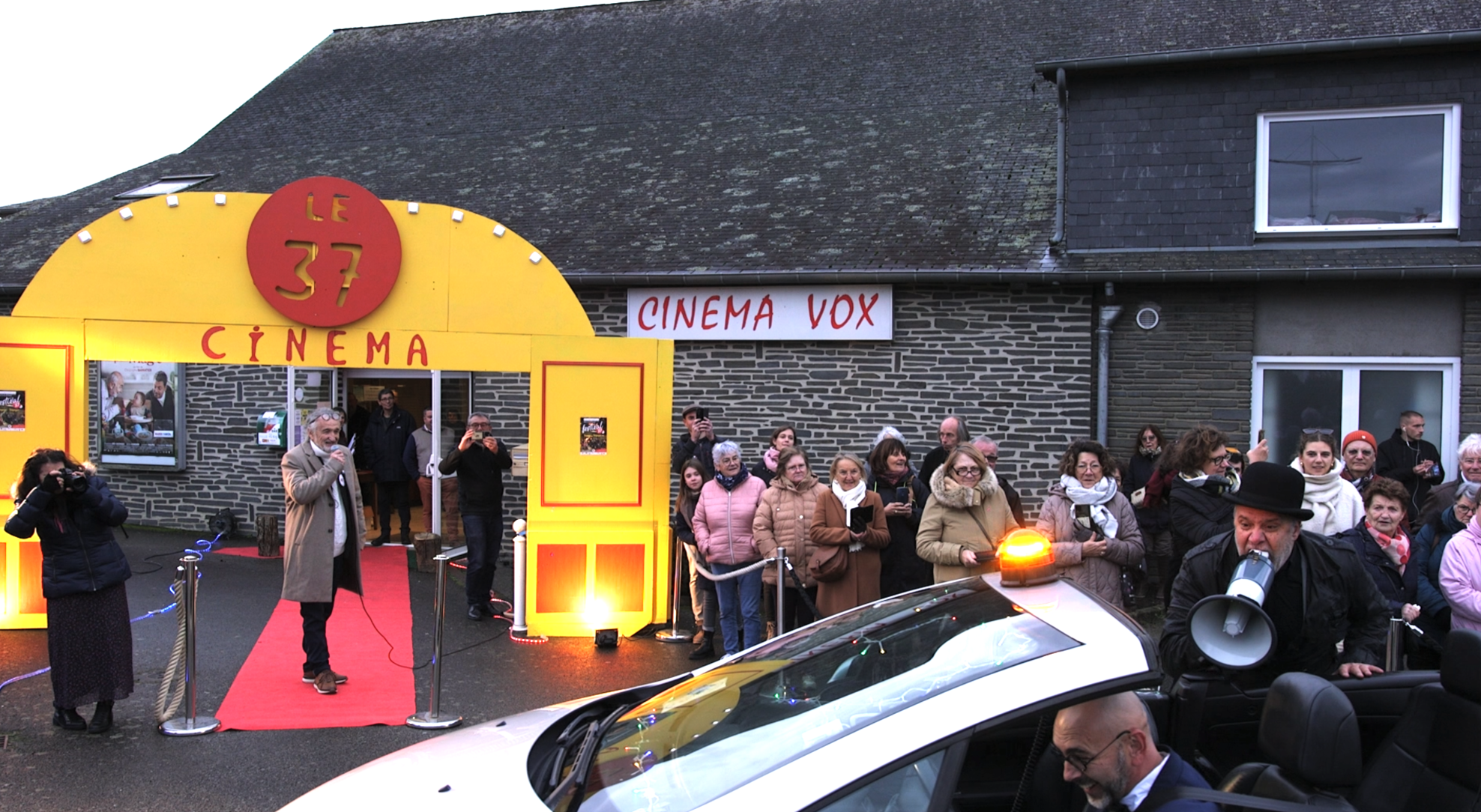 Image Un tapis rouge dans le pré